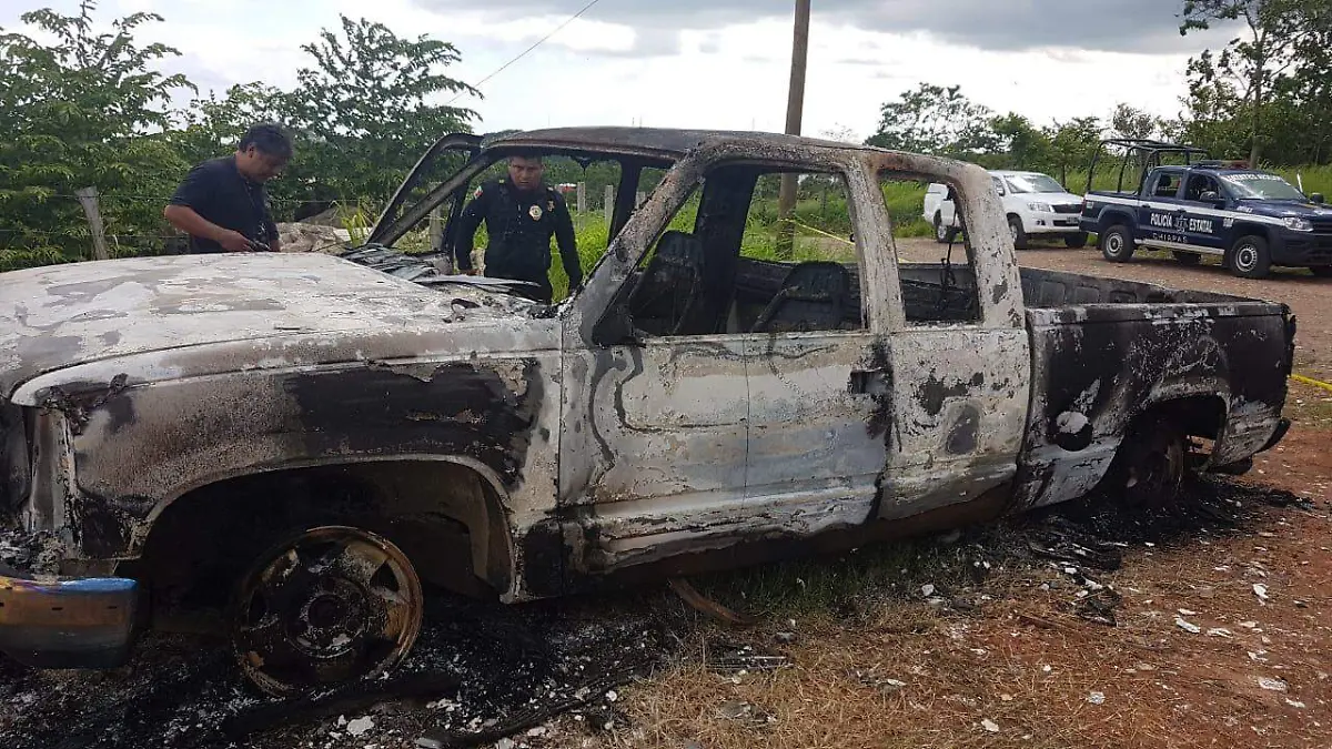 CAMIONETA QUEMADA